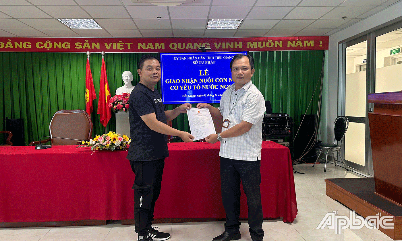 Trao Quyết định của Ủy ban nhân dân tỉnh về việc nuôi con nuôi có yếu tố nước ngoài.