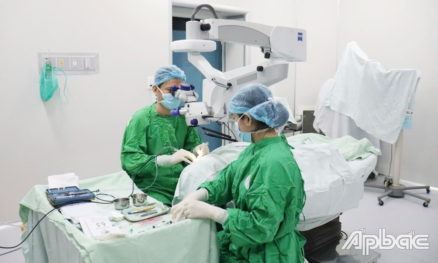 Bác sĩ Nguyên thực hiện phẫu thuật mắt bằng phương pháp phaco giúp cho  hàng ngàn bệnh nhân sáng mắt.