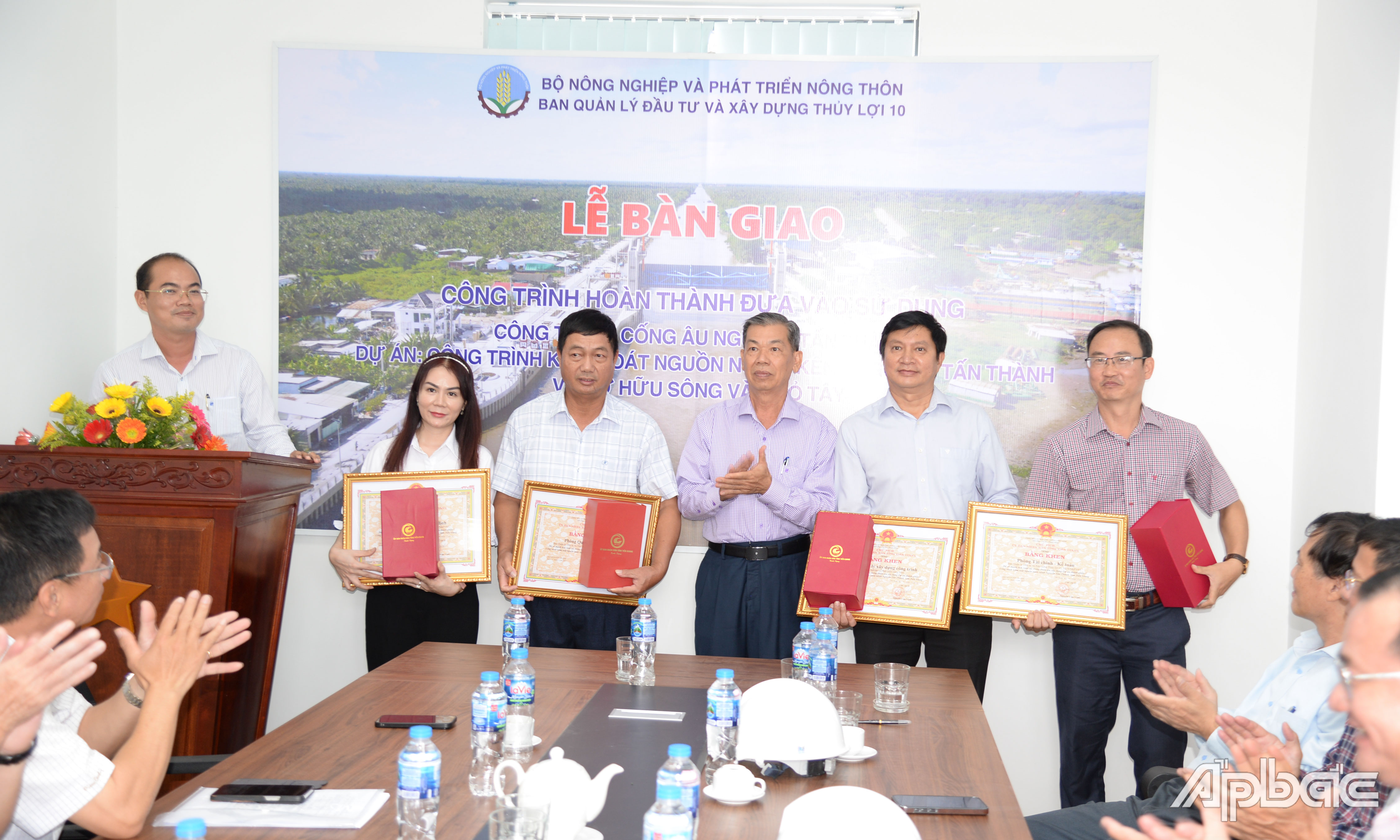 Khen thưởng các tập thể, cá nhân.