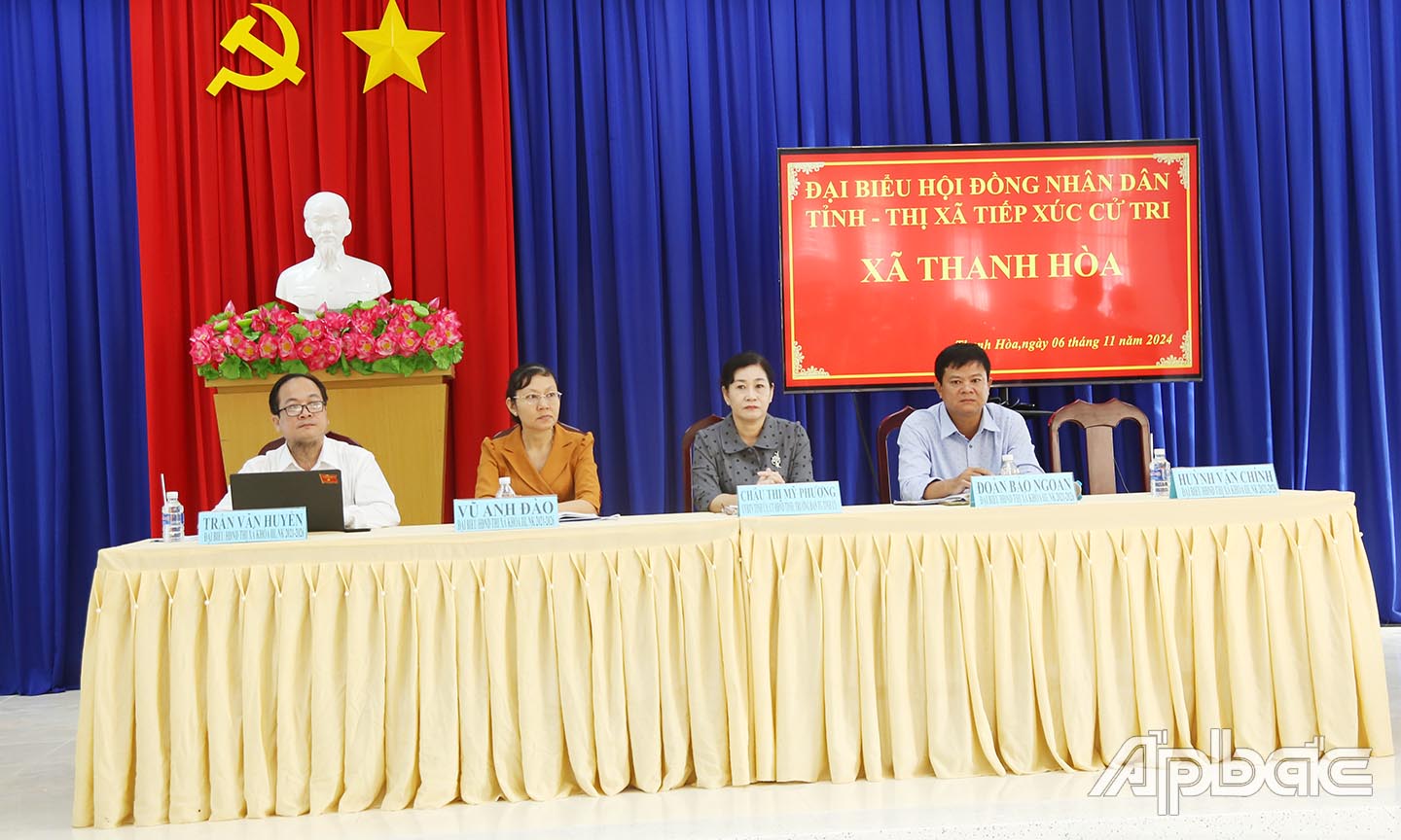Đồng chí Châu Thị Mỹ Phương cùng các đại biểu HĐND tỉnh, HĐND TX. Cai Lậy lắng nghe ý kiến cử tri