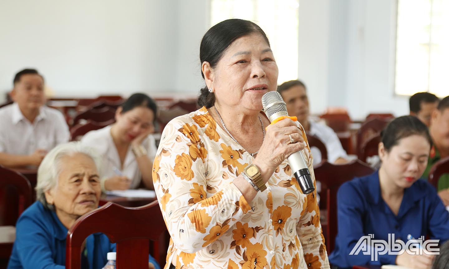 Cử tri TX. Cai Lậy phát biểu tại buổi tiếp xúc