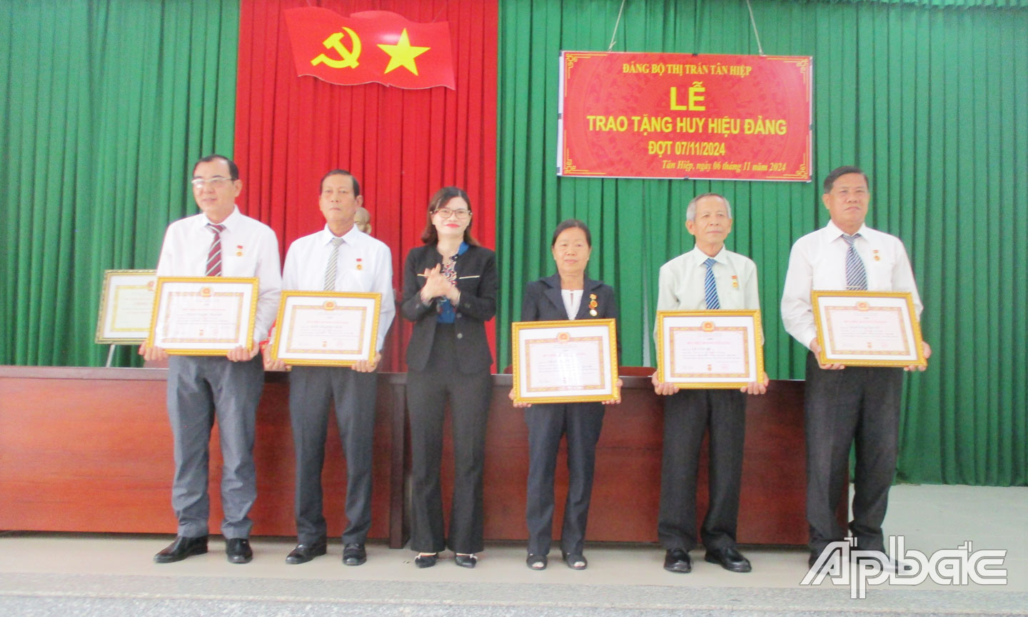 Đồng chí Văn Thị Tuyết, UV. BTV Huyện uỷ, Bí thư Đảng uỷ Thị trấn Tân Hiệp đến trao huy hiệu tại Nhà văn hoá, khu phố Tân Phú, Thị trấn Tân Hiệp.