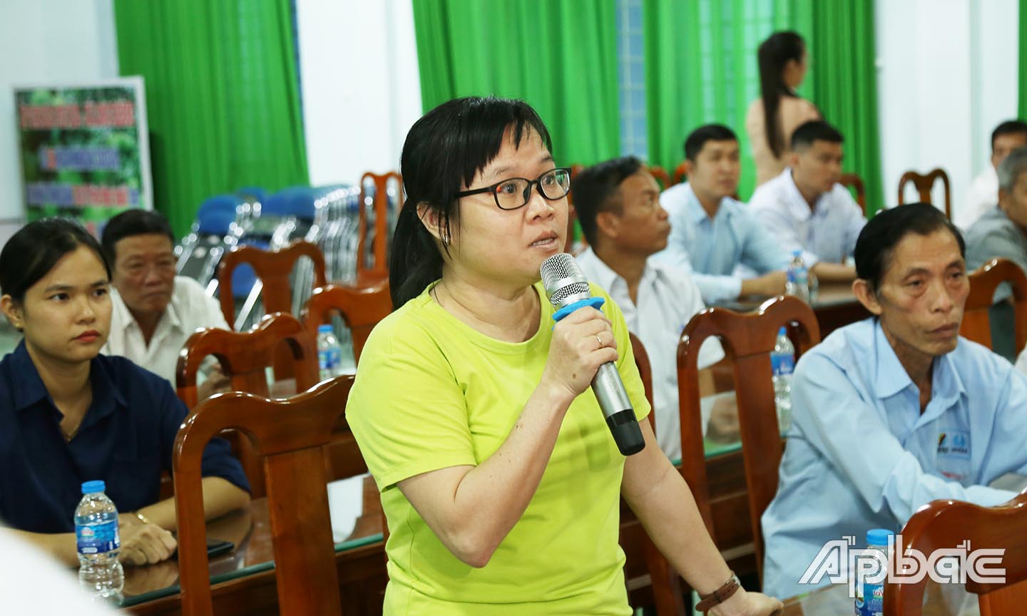 Cử tri TX. Cai Lậy phát biểu tại buổi tiếp xúc