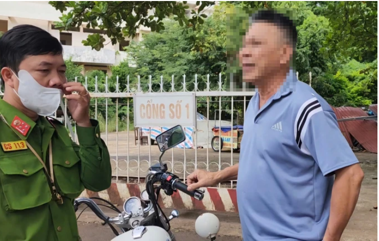Người đàn ông có hành vi hành hung phóng viên Báo Công an Nhân dân.