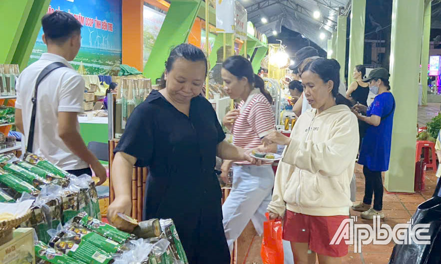 Người dân đến tham quan, mua sắm các sản phẩm OCOP của Tiền Giang.
