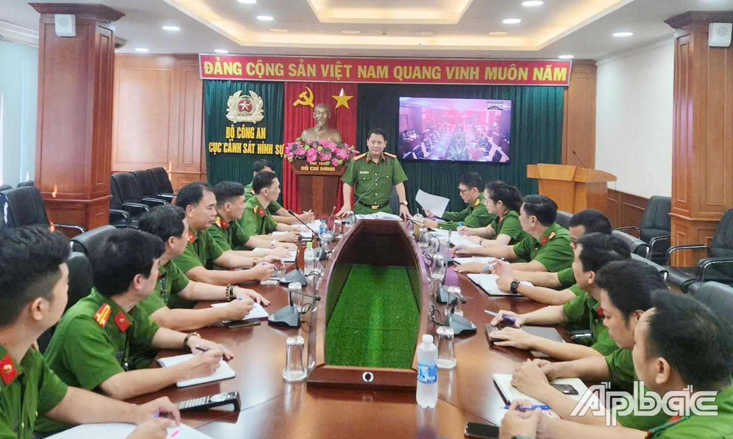 Thượng tá Lê Vinh Tùng, Phó trưởng Phòng Trọng án Cục Cảnh sát hình sự chủ trì họp án, triển khai các Tổ công tác bắt, khám xét các đối tượng phạm tội.