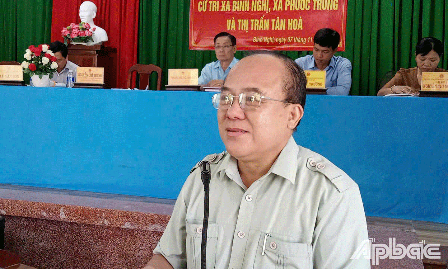 Đồng chí Nguyễn Chí Trung phát biểu tại buổi tiếp xúc 