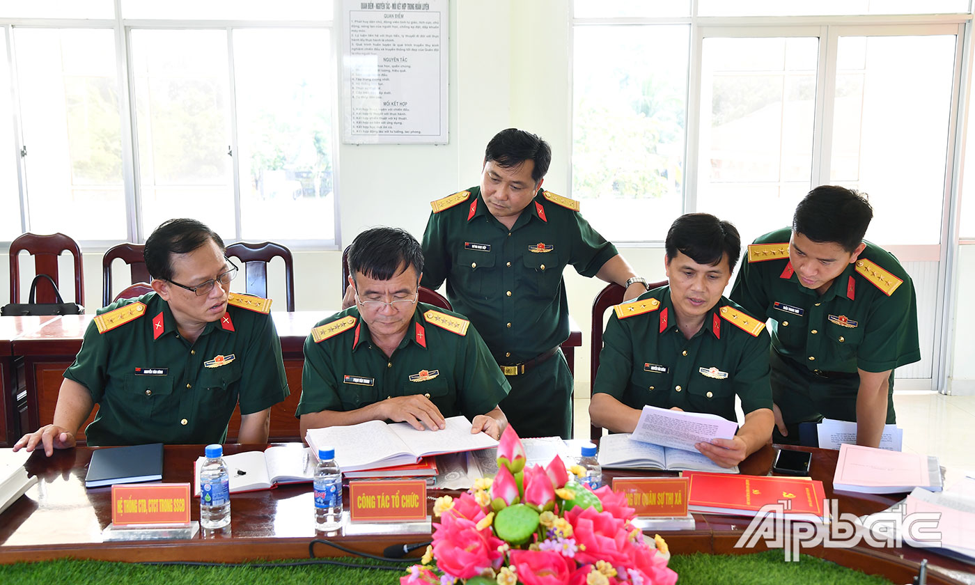 Kiểm tra hệ thống văn bản công tác đảng, công tác chính trị tại Ban CHQS TX. Cai Lậy.