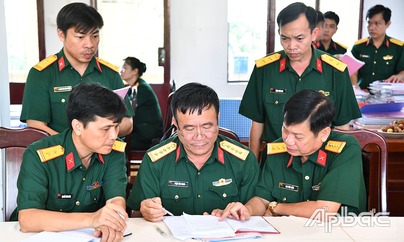 Kiểm tra hệ thống văn bản công tác đảng, công tác chính trị tại Phòng Chính trị, Bộ CHQS tỉnh Tiền Giang.