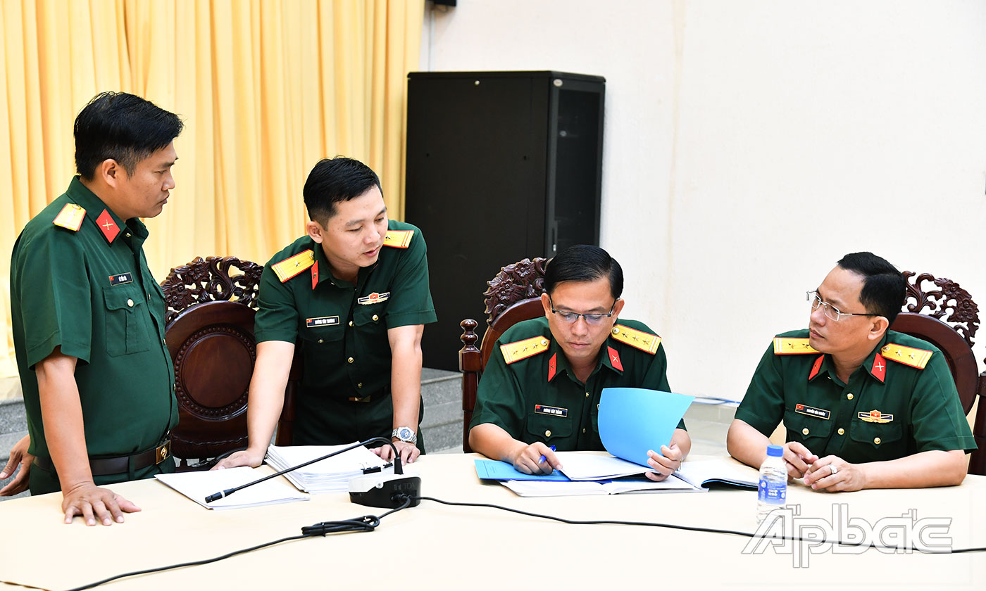Kiểm tra hệ thống văn bản công tác sẵn sàng chiến đấu tại Phòng Tham mưu, Bộ CHQS tỉnh Tiền Giang.