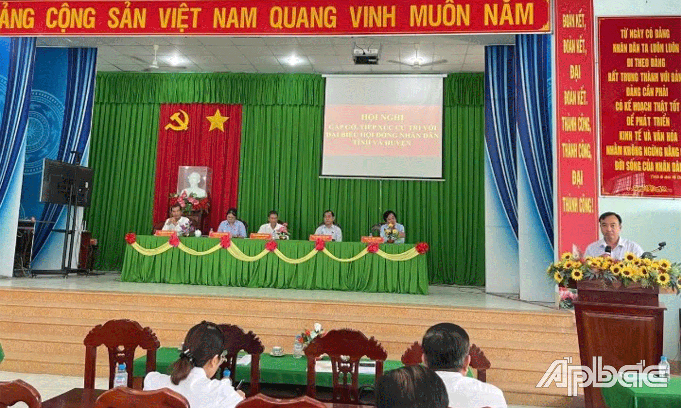 Chủ tịch UBND huyện Chợ Gạo Phạm Hùng Vinh trả lời ý kiến của cử tri.