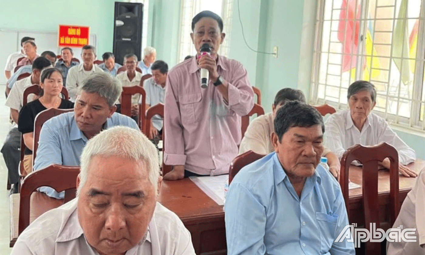 Cử tri huyện Chợ Gạo phát biểu ý kiến.