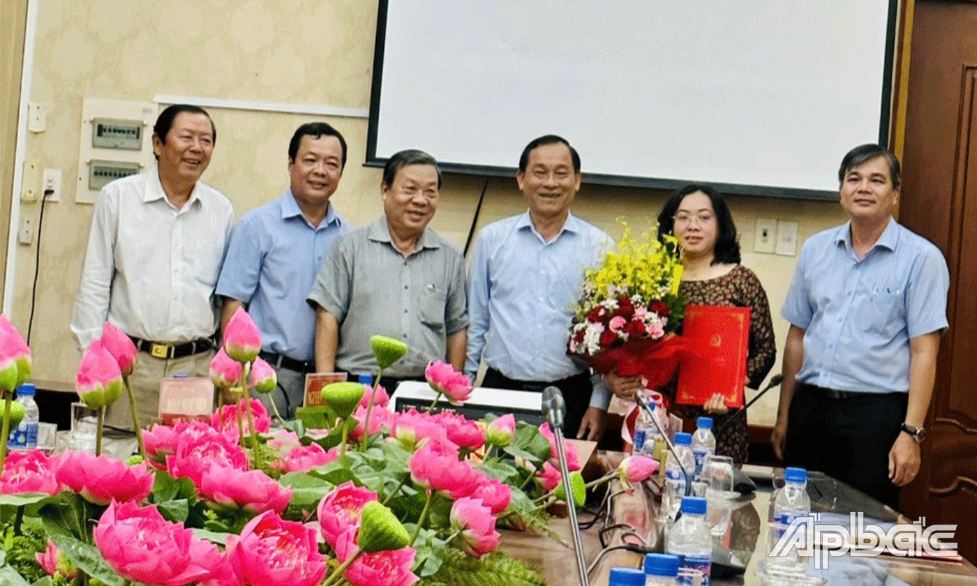 Trao quyết định của Ban chấp hành Trung ương Đảng cho đồng chí Lê Thị Thanh Hà.