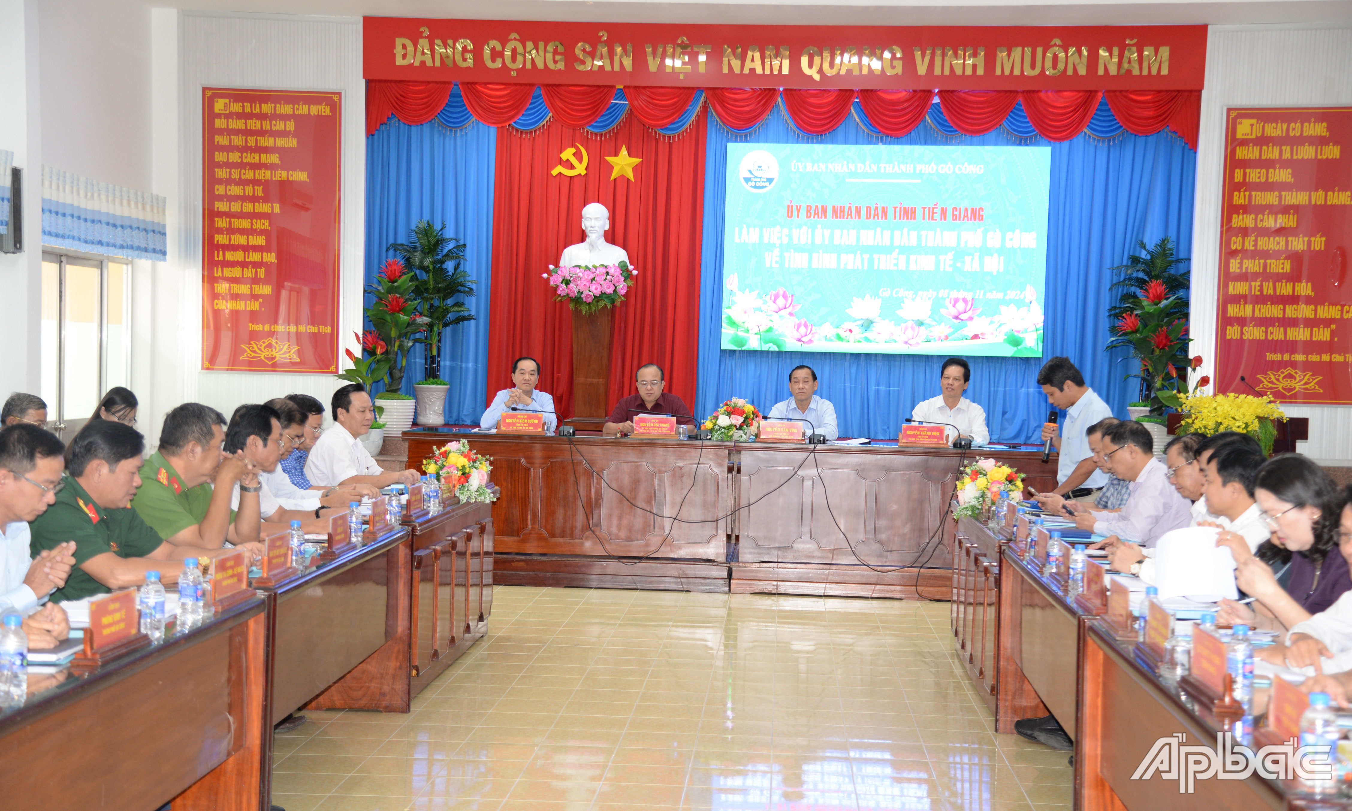 Quang cảnh buổi làm việc.