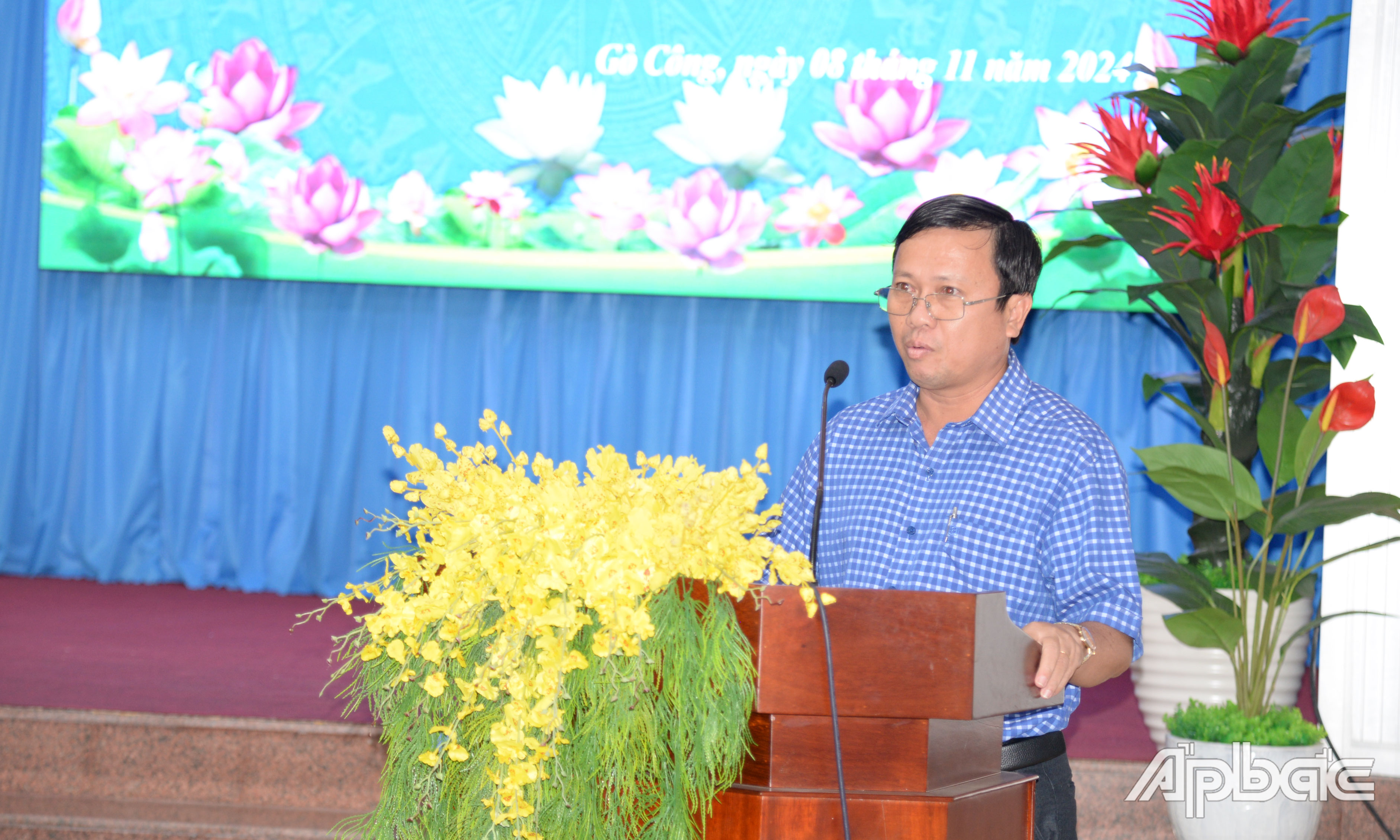 Phó Chủ tịch UBND TP. Gò Công Huỳnh Tuấn Dũng báo cáo kết quả thực hiện các chỉ tiêu kinh tế - xã hội 9 tháng đầu năm.