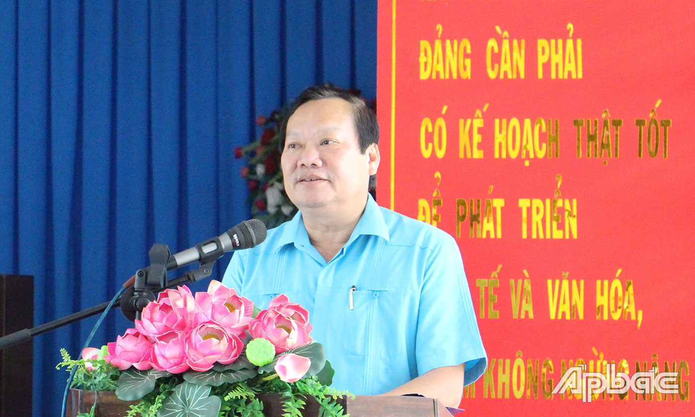Đồng chí Nguyễn Hữu Lợi phát biểu tại buổi tiếp xúc cử tri.