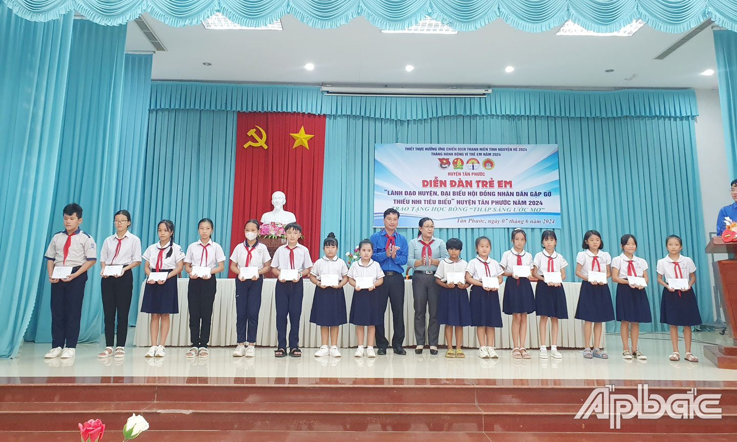 Huyện đoàn Tân Phước trao học bổng “Thắp sáng ước mơ” cho các em học sinh.