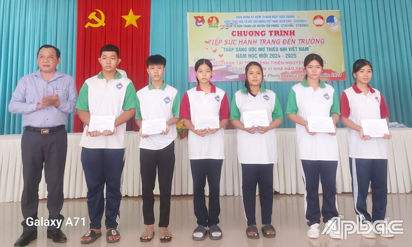 Lãnh đạo Ủy ban Mặt trận Tổ quốc huyện Tân Phước trao học bổng cho các em học sinh tại Chương trình “Tiếp sức hành trang đến trường”.