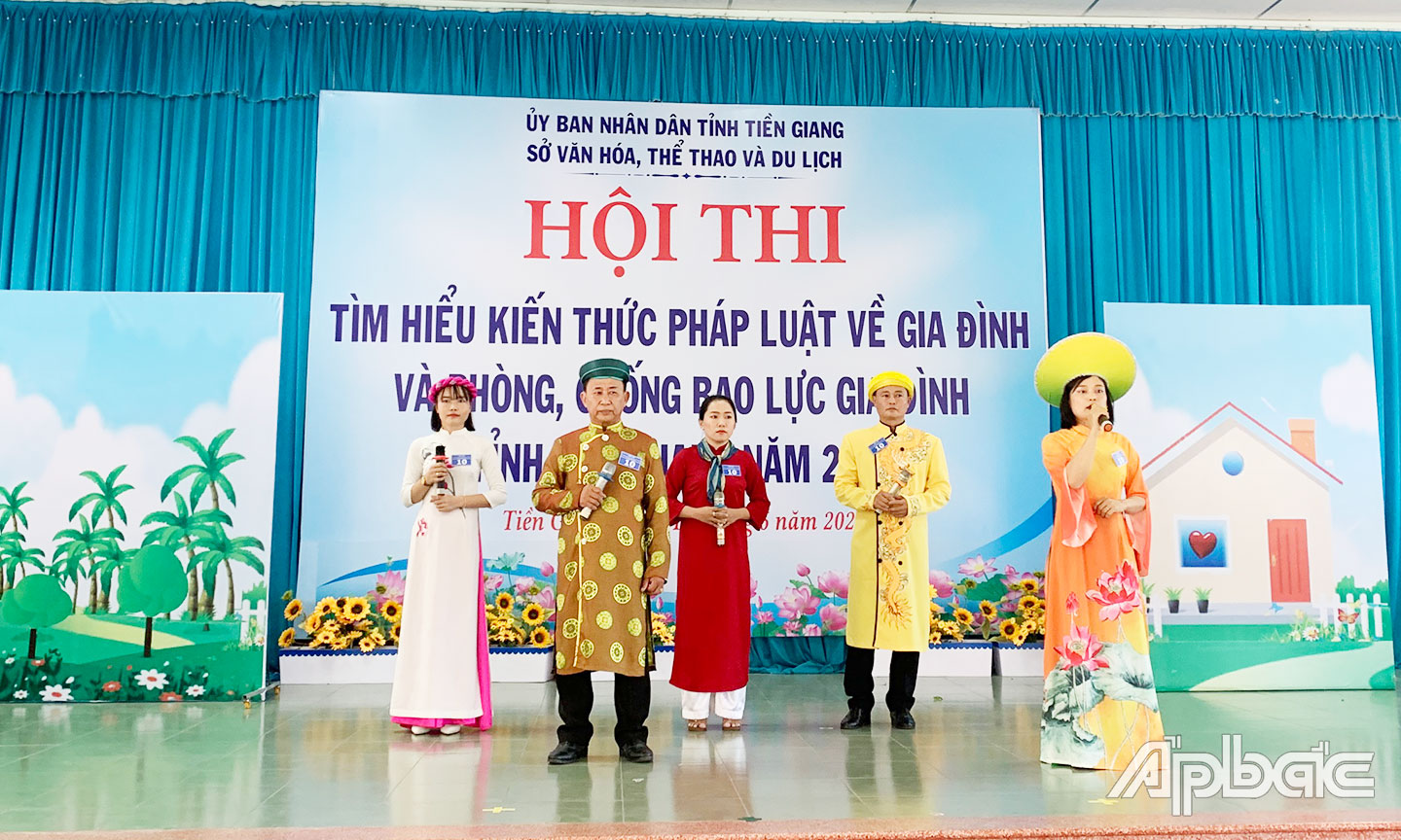 Một tiết mục tham gia Hội thi Tìm hiểu kiến thức pháp luật về gia đình và phòng, chống bạo lực gia đình tỉnh Tiền Giang năm 2024.                                                                                                                                                                                                                                    Ảnh: P.V