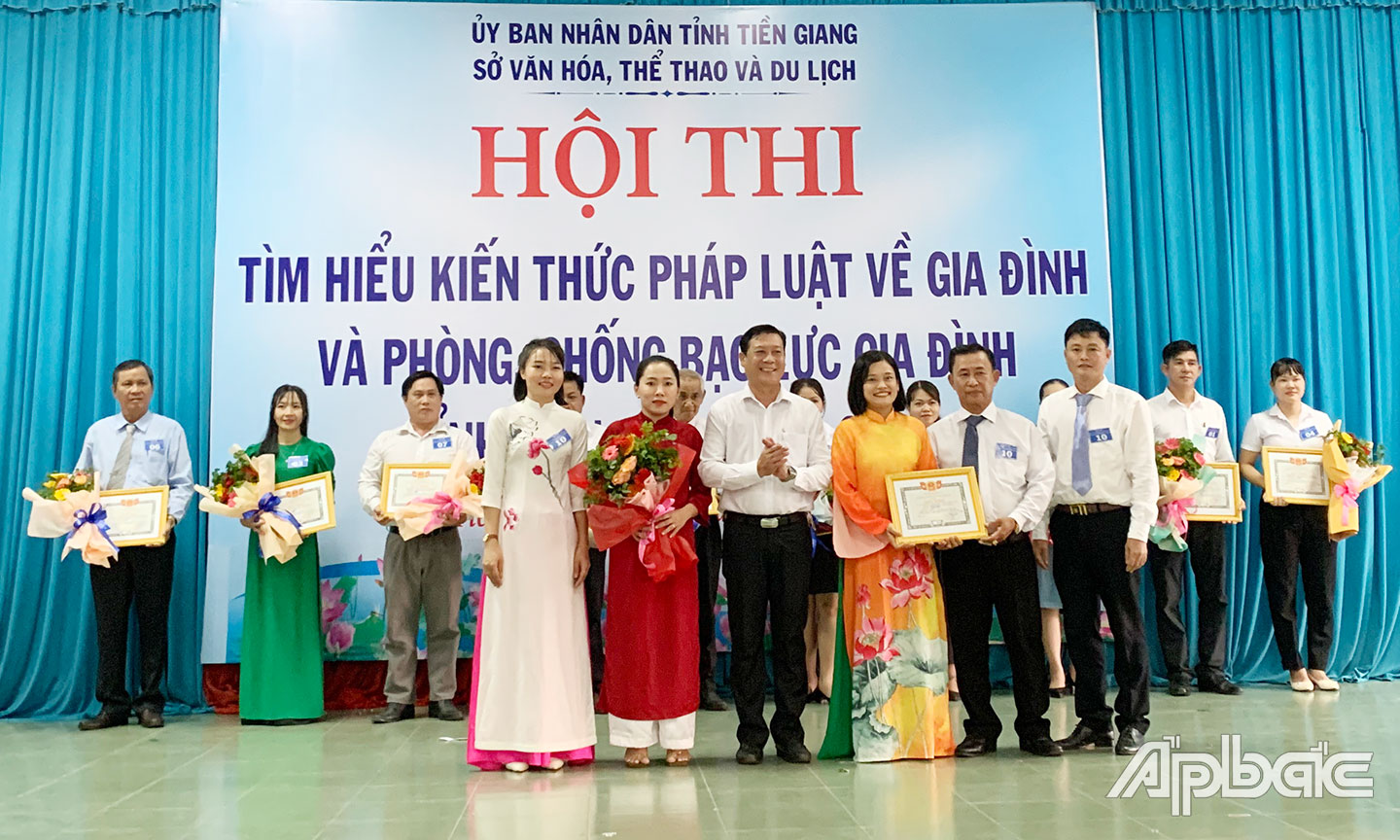 Phó Giám đốc Sở VHTT&DL tỉnh Tiền Giang Võ Văn Chiến trao giải Nhất cho Câu lạc bộ gia đình phát triển bền vững ấp Phú Mỹ, xã Phú Quý, TX. Cai Lậy tại Hội thi Tìm hiểu kiến thức pháp luật về gia đình và phòng, chống bạo lực gia đình tỉnh Tiền Giang năm 2024.                                                                    						                                                                                                          Ảnh: P.V