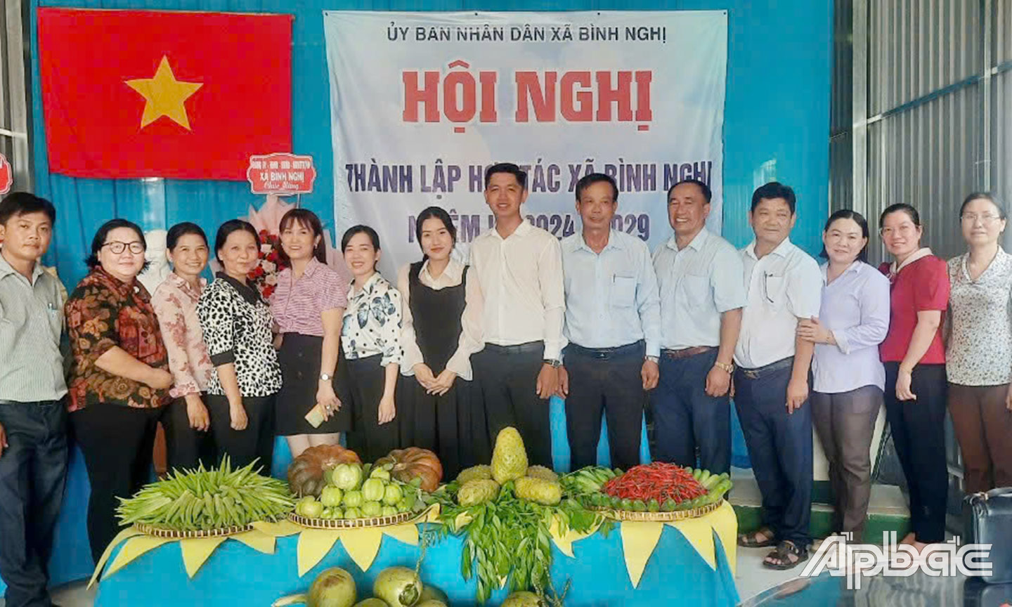 Hội LHPN huyện phối hợp ra mắt HTX Dịch vụ nông nghiệp xã Bình Nghị, có 3 HV-PN tham gia  Hội đồng quản trị, với 25 thành viên tham gia HTX (trong đó có 10 nữ).