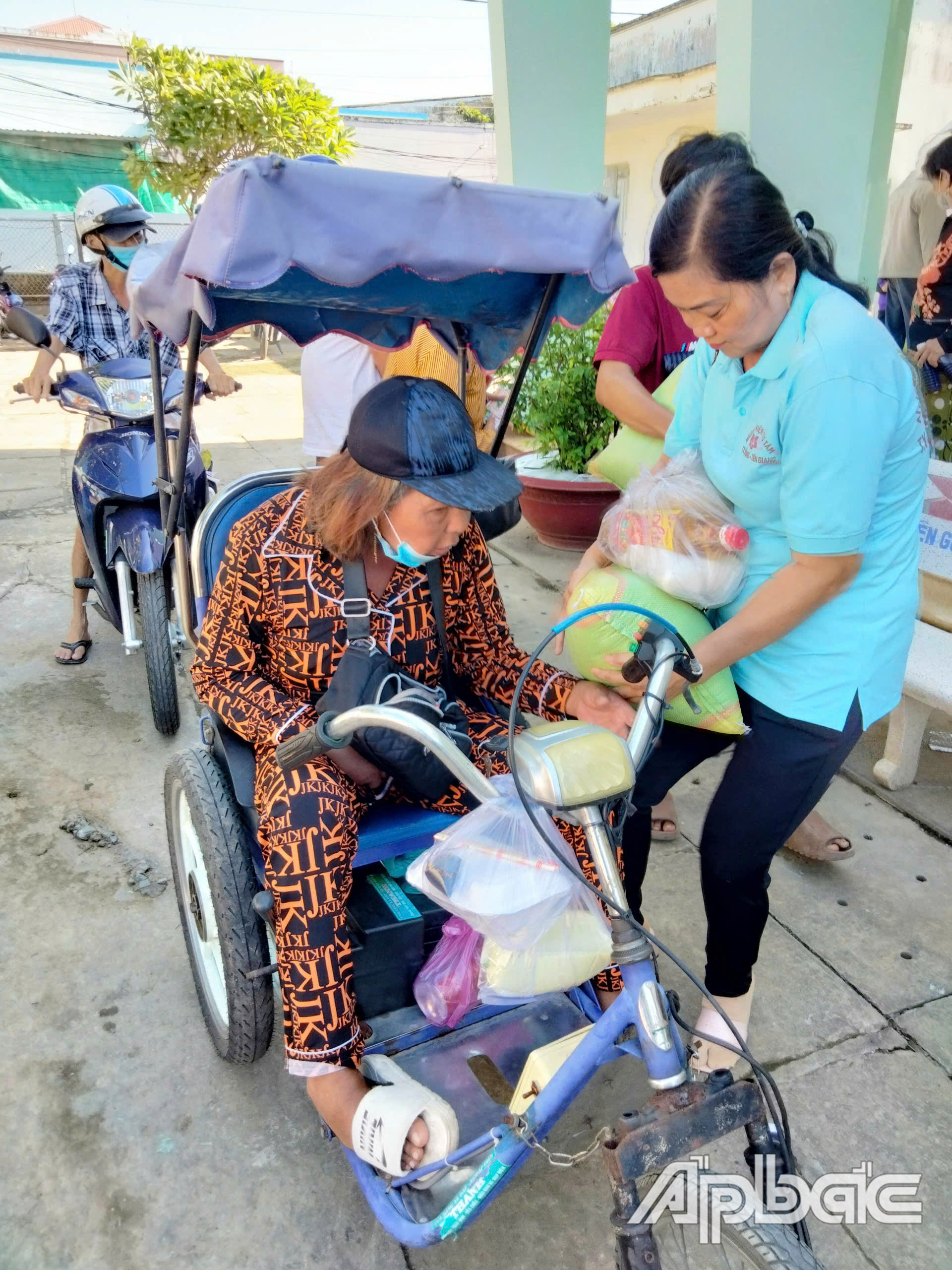 Cô Lê Thị Điều Nhỏ, Trưởng nhóm từ thiện Từ Tâm  thăm