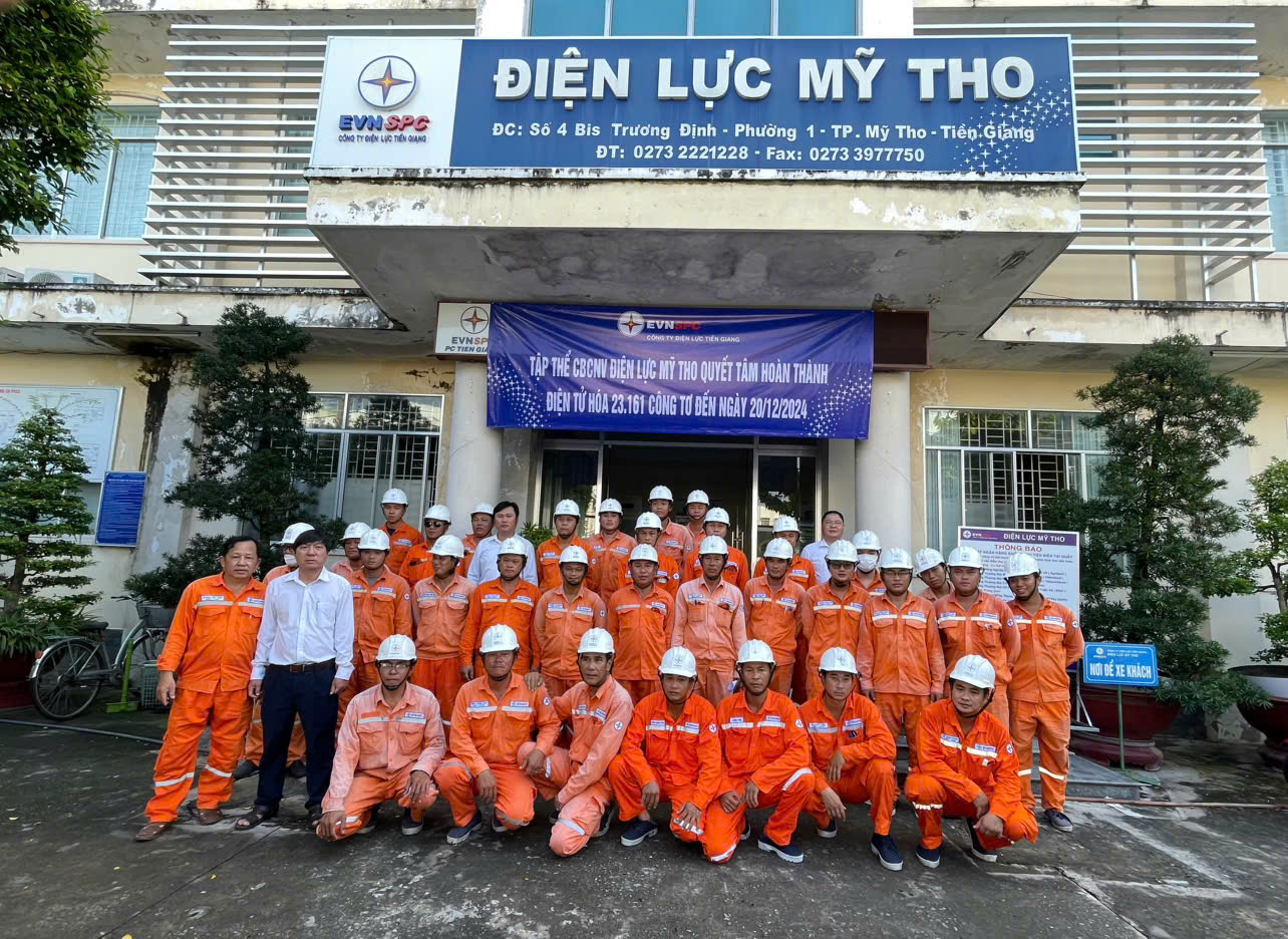Công ty Điện lực Tiền Giang ra quân lắp đặt được lắp đặt công tơ điện tử có chức năng đo xa.