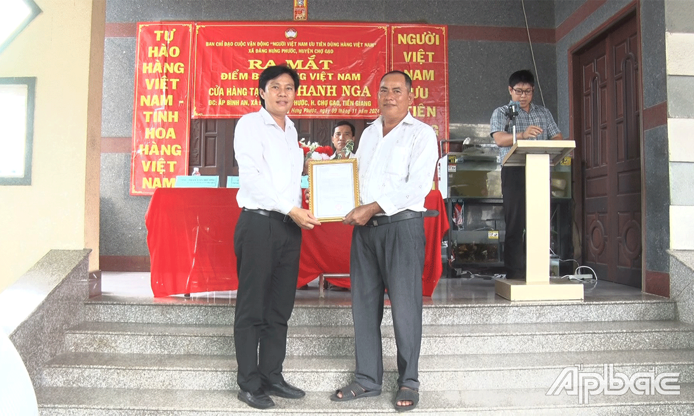 Ra mắt các điểm bán hàng Việt.