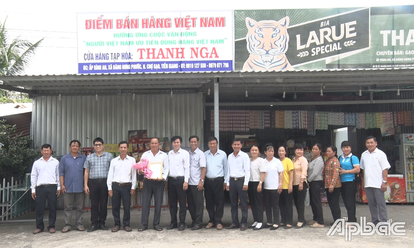Ra mắt các điểm bán hàng Việt.