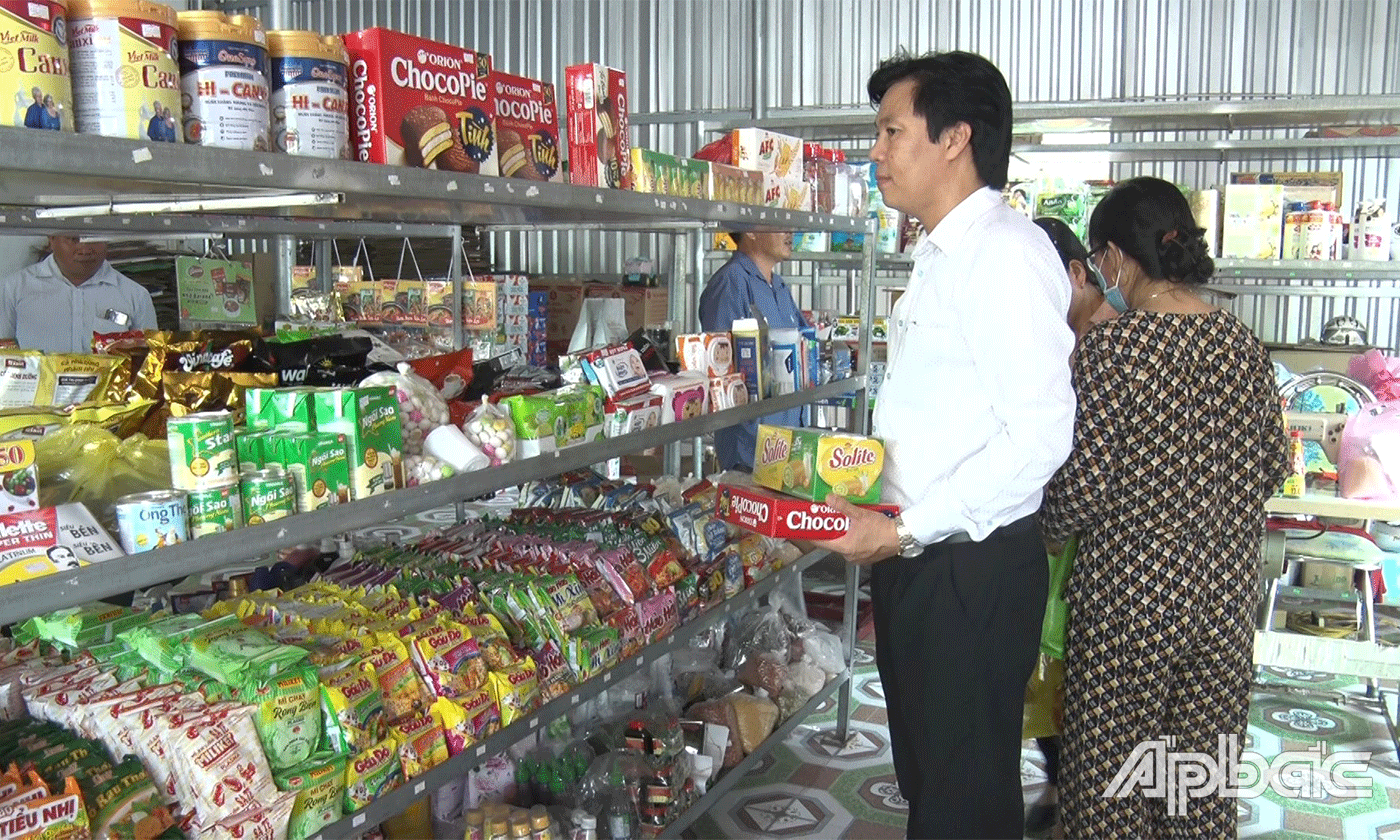 Các điểm bán hàng Việt đa dạng các mặt hàng chất lượng.