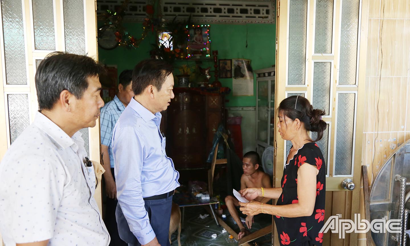 Thăm tặng quà gia đình anh Phùng Minh Anh Đoàn xã Tân Lý Đông, huyện Châu Thành. Hậu quả sau tai nạn giao thông anh Đoàn bị chấn thương sọ não (thị thần kinh, chấn thương teo gai,...)