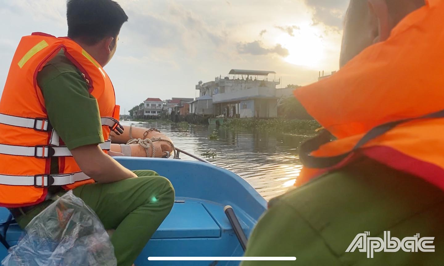 Phối hợp Công an xã, thị trấn tuần tra kiểm soát trên tuyến thuỷ.