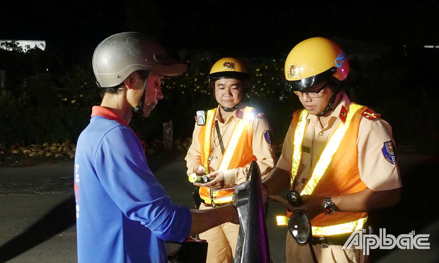 Lực lượng CSGT kiểm tra nồng độ cồn trên đường tỉnh 864.