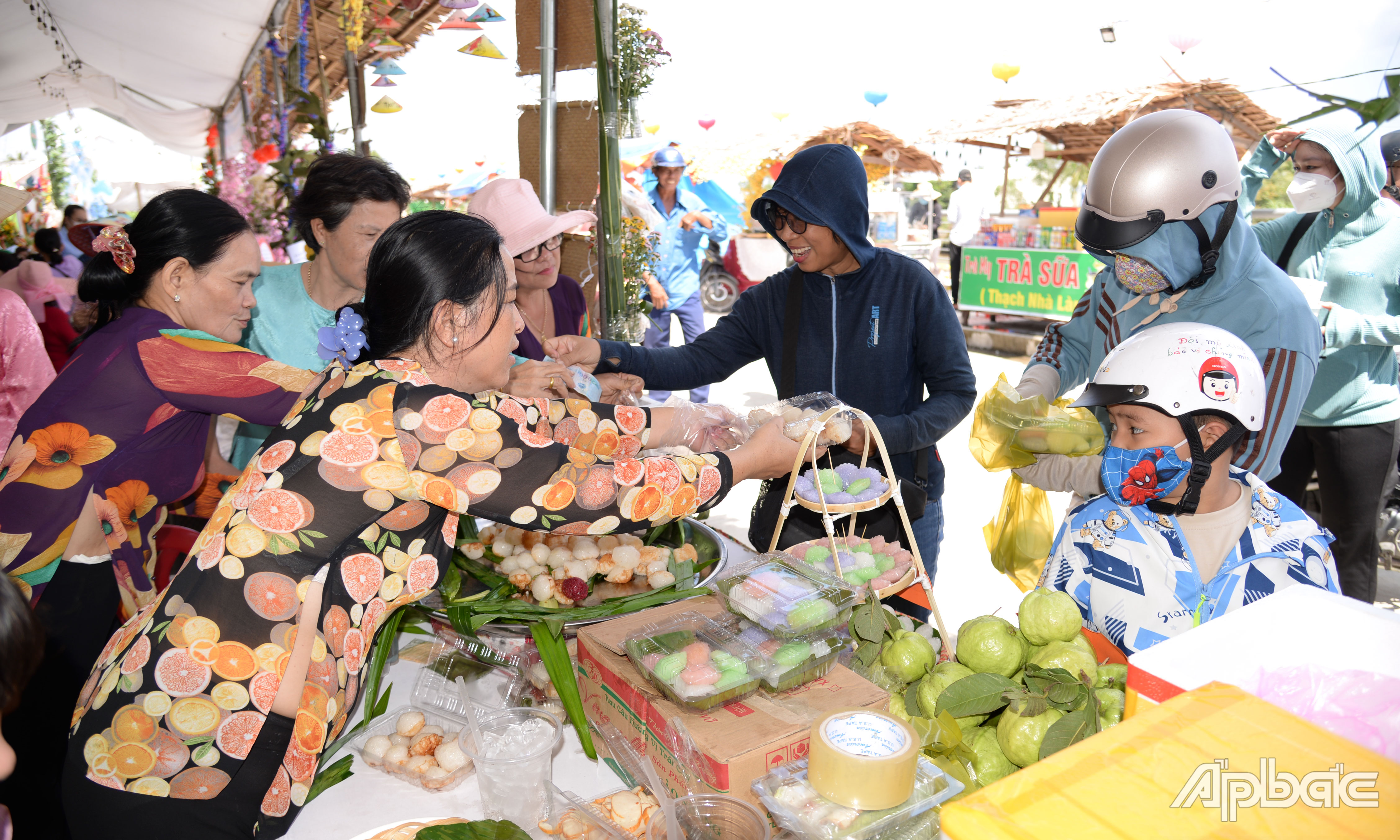 Phiên chợ quê bày bán nhiều món ăn dân dã.