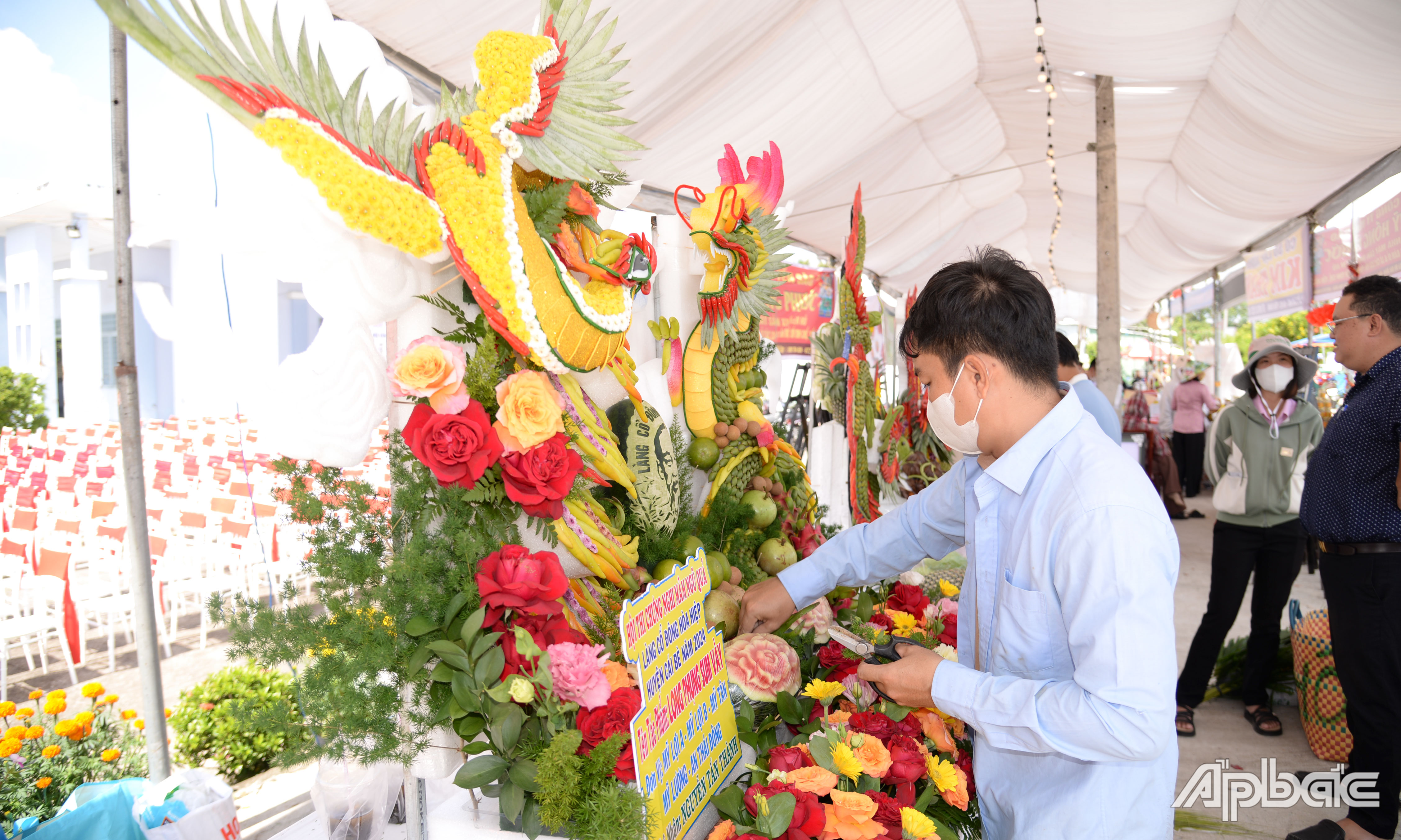 Hoàn thiện các tác phẩm tại Hội thi chưng nghi, mâm ngũ quả.