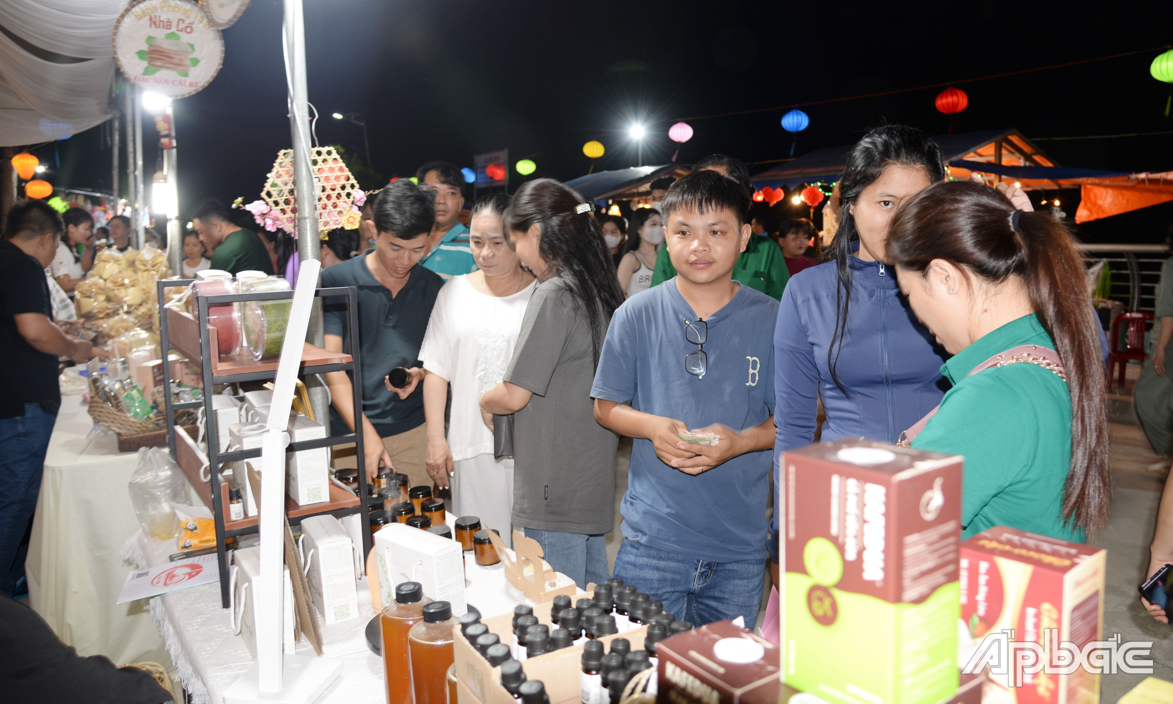 Người dân tham quan khu vực trưng bày và giới thiệu các sản phẩm và dịch vụ du lịch Tiền Giang.