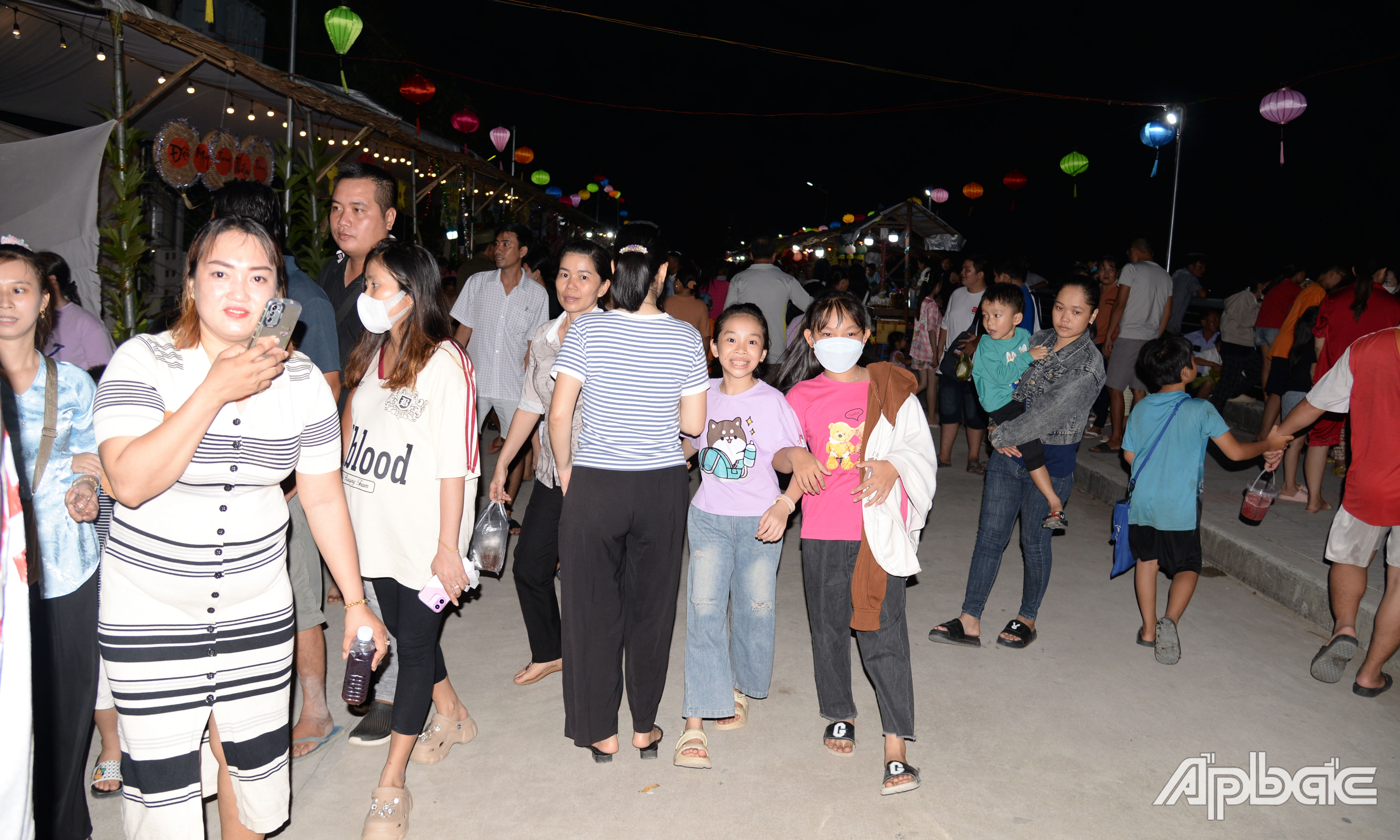 Đông đảo người dân đến vui chơi tại đêm khai mạc.