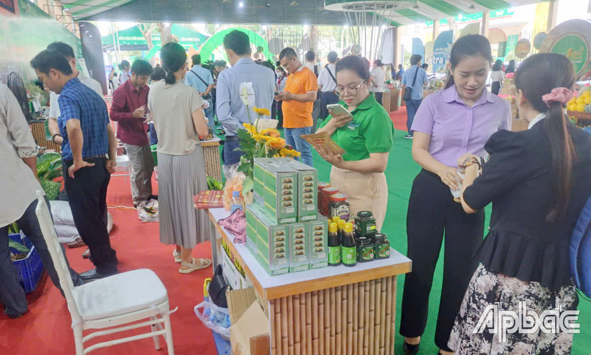 Các sản phẩm OCOP của Tiền Giang trưng bày tại Diễn đàn.