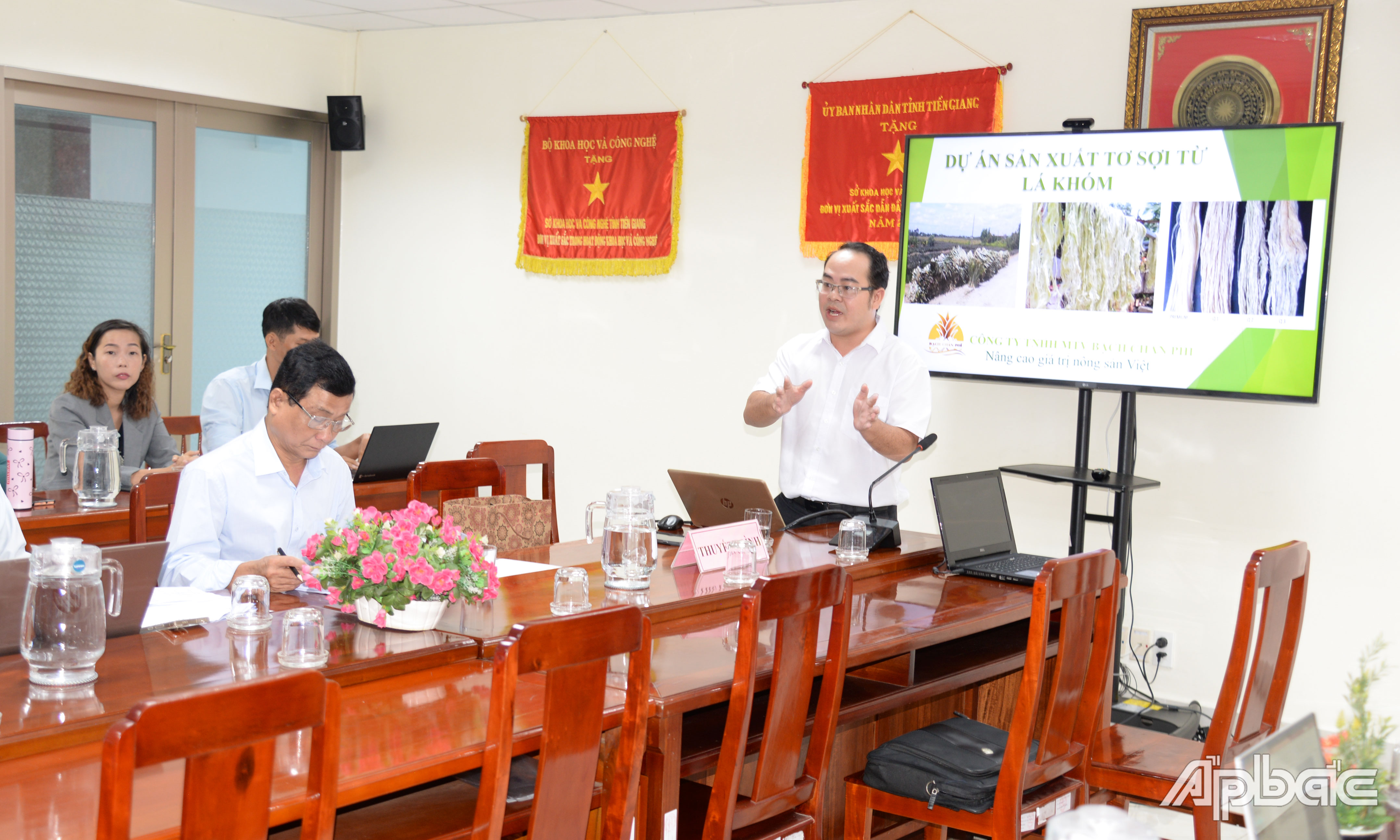 Các tác giả thuyết  trình dự án.
