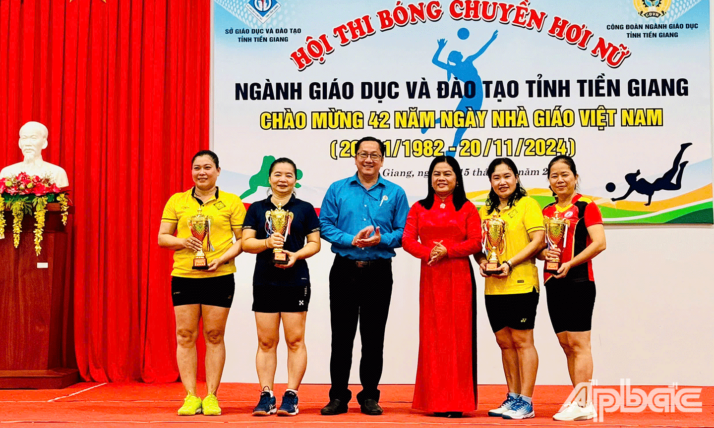 Ban tổ chức trao 4 giải cá nhân xuất sắc.