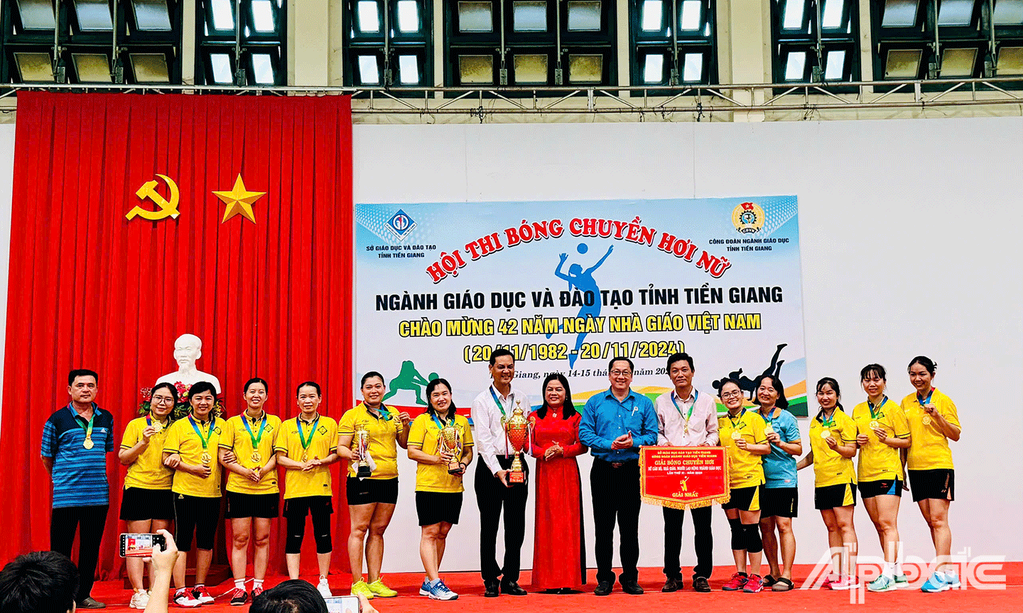 Ban tổ chức trao giải cho đội huyện Châu Thành xuất sắc đạt cup vô địch