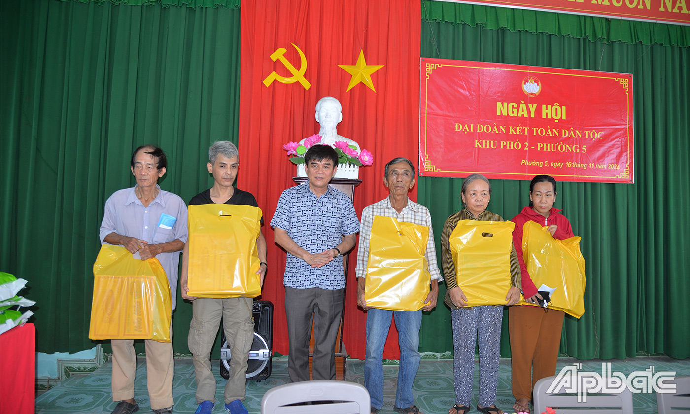 Đồng chí Nguyễn Văn Mười trao quà cho các hộ dân