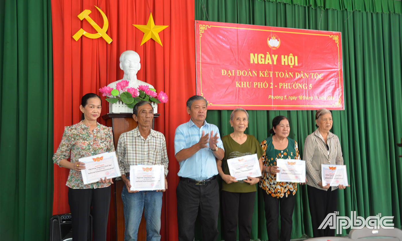 Khen thưởng các tập thể,, cá nhân tại buổi lễ