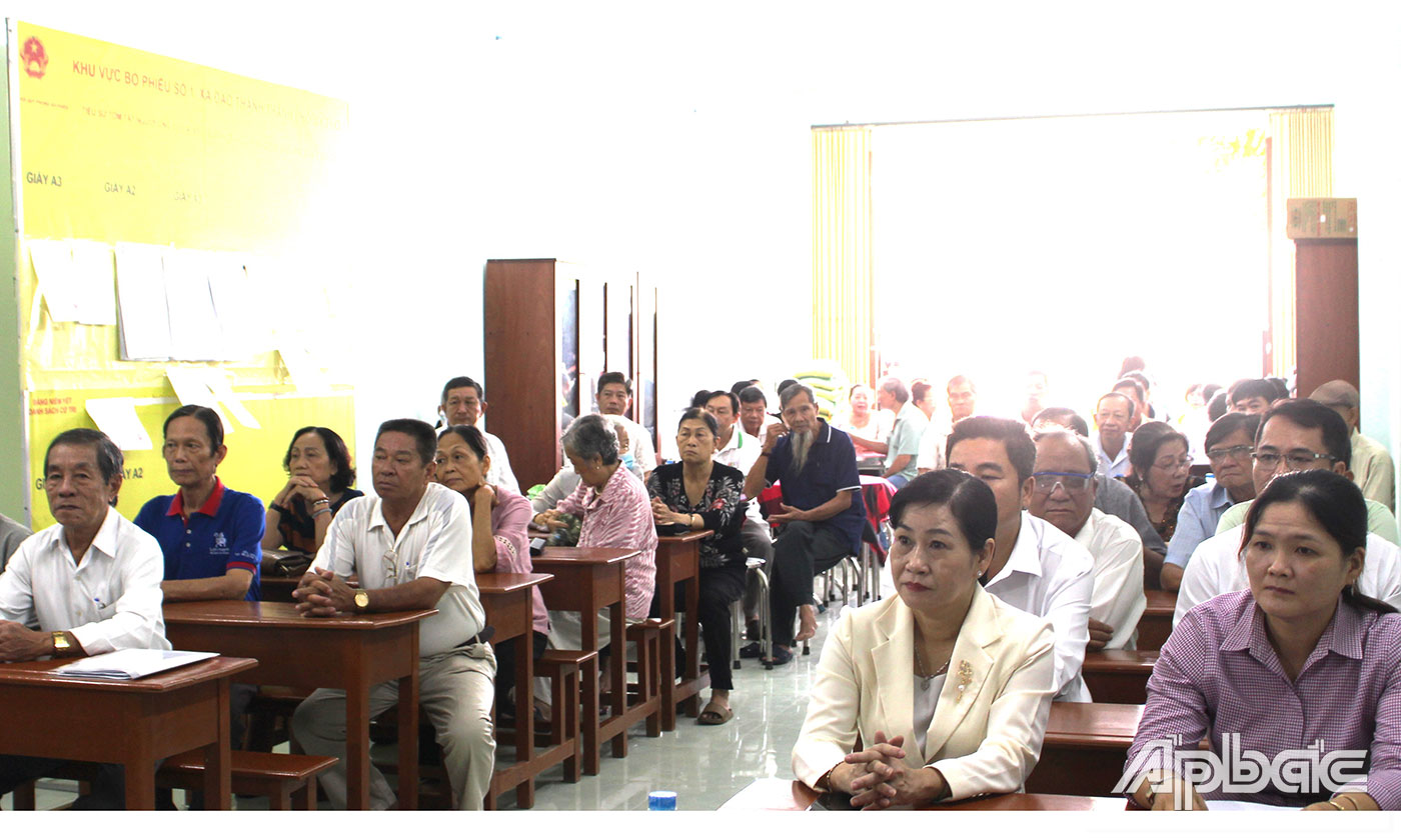 Chủ tịch HĐND tỉnh, Trưởng Ban Tuyên giáo Tỉnh ủy Tiền Giang; cùng đại diện lãnh đạo ấp, cán bộ, đảng viên đang sinh hoạt trên địa bàn.