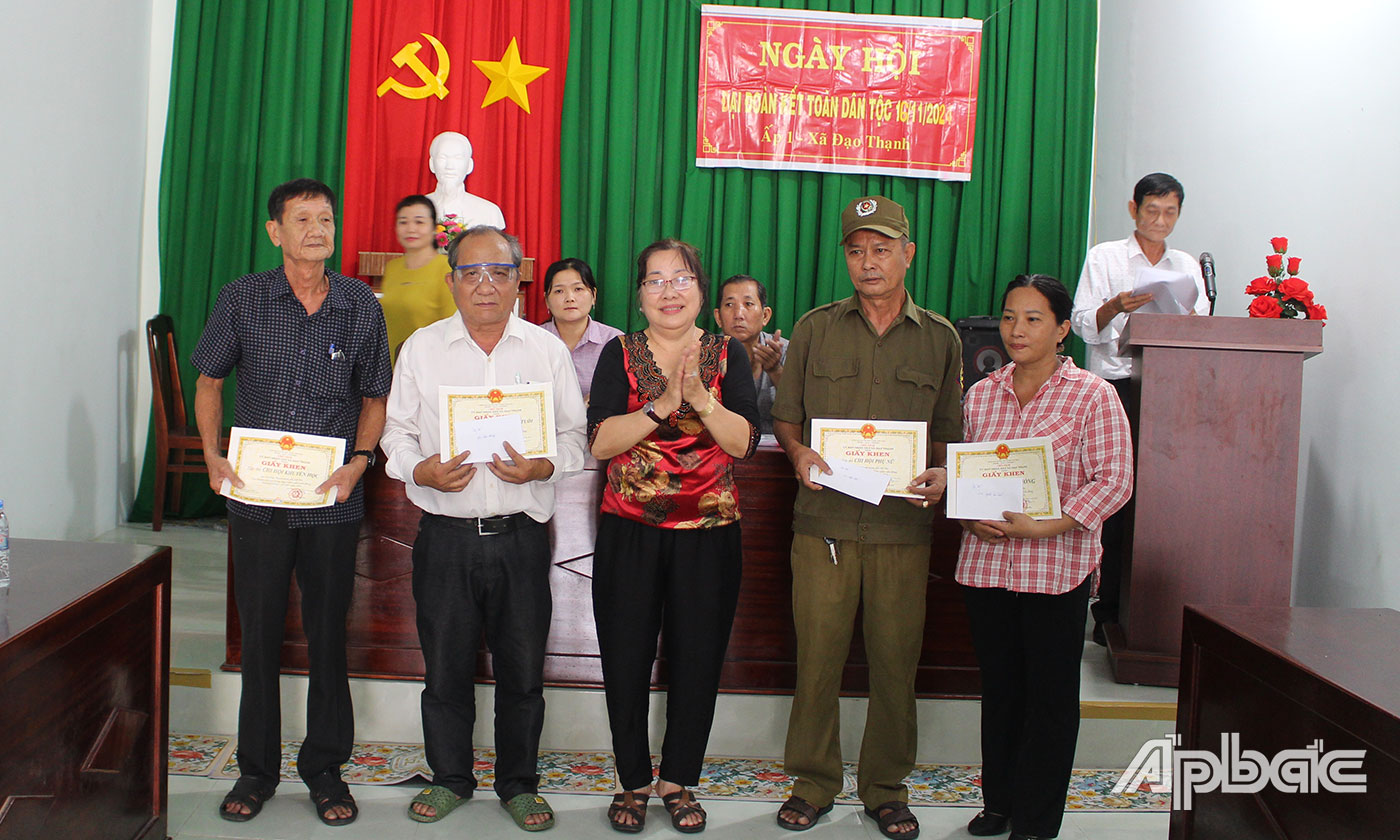 Tập thể cán bộ, giảng viên, viên chức Nhà trường họp mặt cùng học viên các lớp nhân kỷ niệm 41 năm Ngày Nhà giáo Việt Nam.