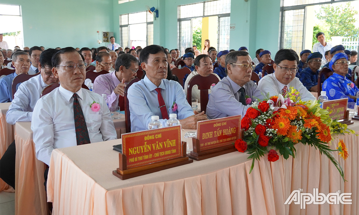 Lãnh đạo tỉnh, huyện tham dự buổi lễ ra mắt xã NTM kiểu mẫu