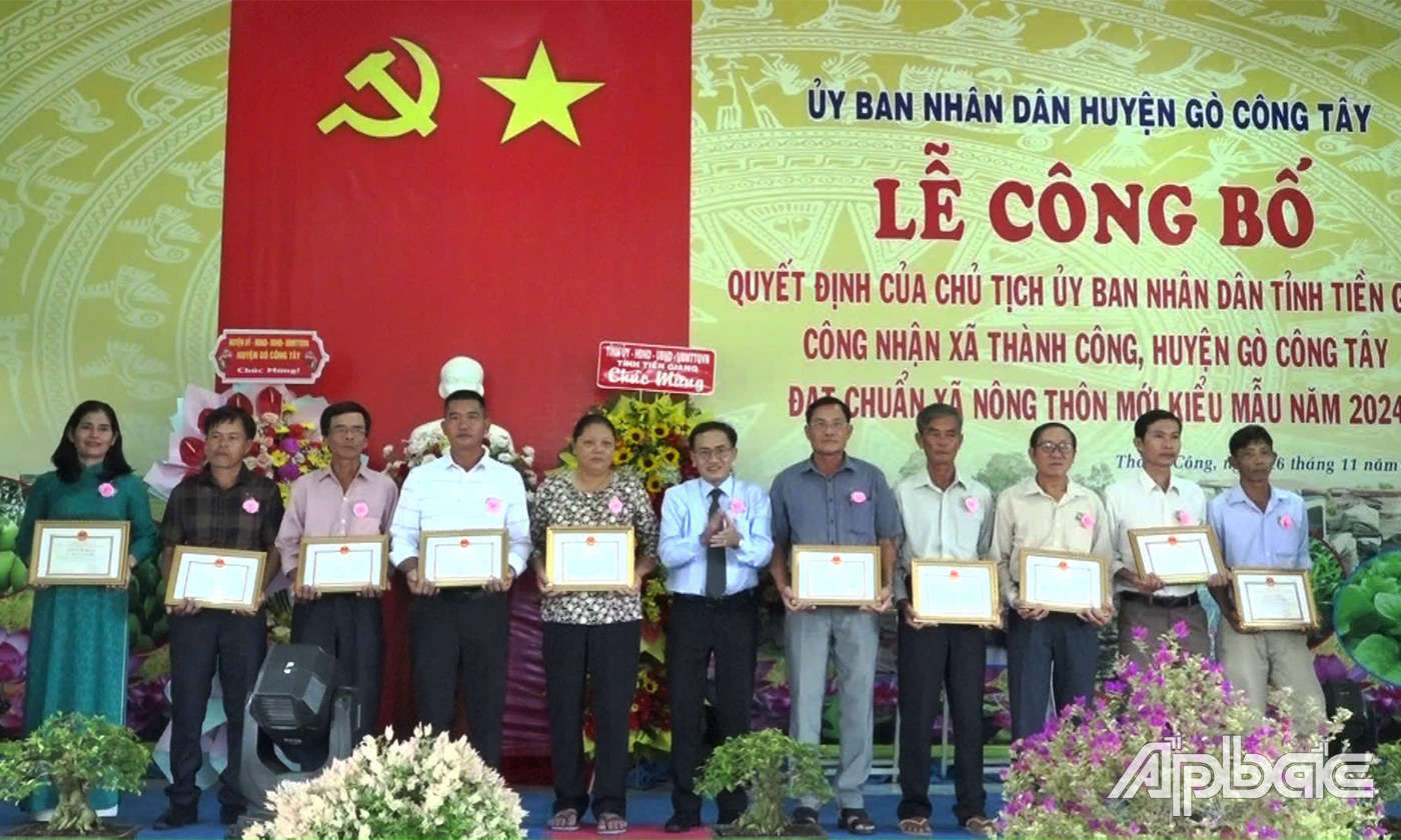 Lãnh đạo UBND huyện khen thưởng các tâp jthể, cá nhân