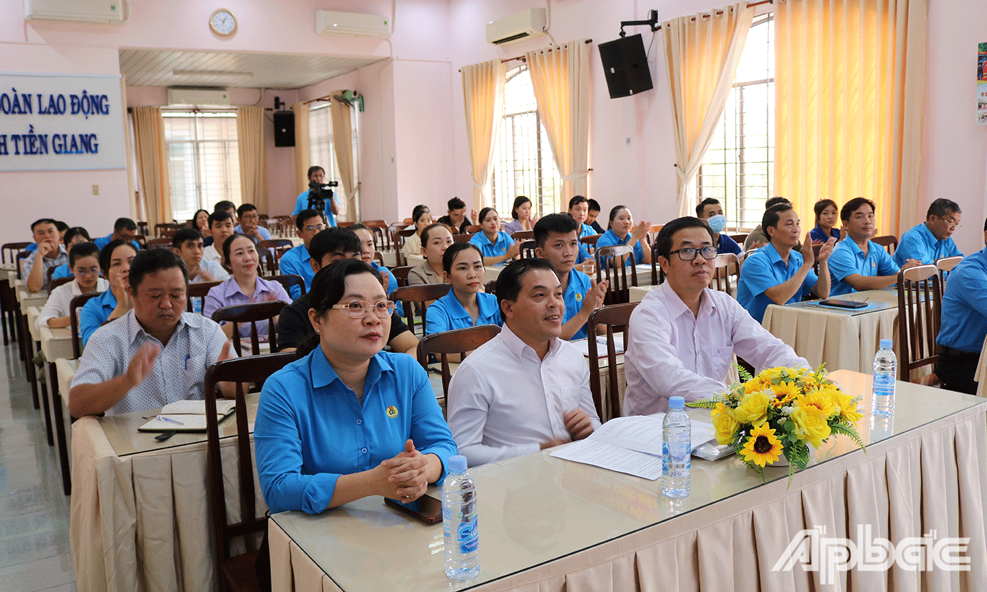 Đại biểu cùng học viên tham dự lễ khai giảng