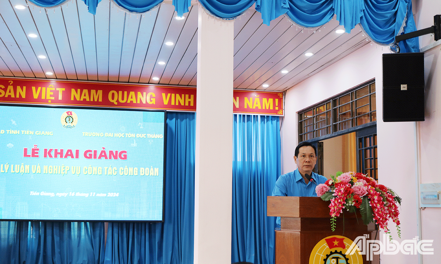 Chủ tịch Liên đoàn Lao động tỉnh Tiền Giang Lê Minh Hùng phát biểu tại lễ khai giảng