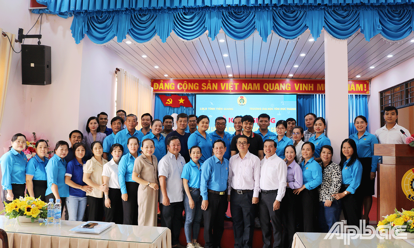 Đại biểu, học viên chụp ảnh lưu niệm tại lễ khai giảng 